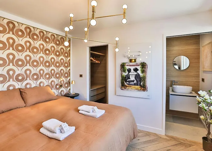 Villa D'exception Avec Piscine, Proche De La *